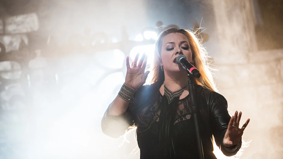 Amanda Somerville en vivo con Avantasia