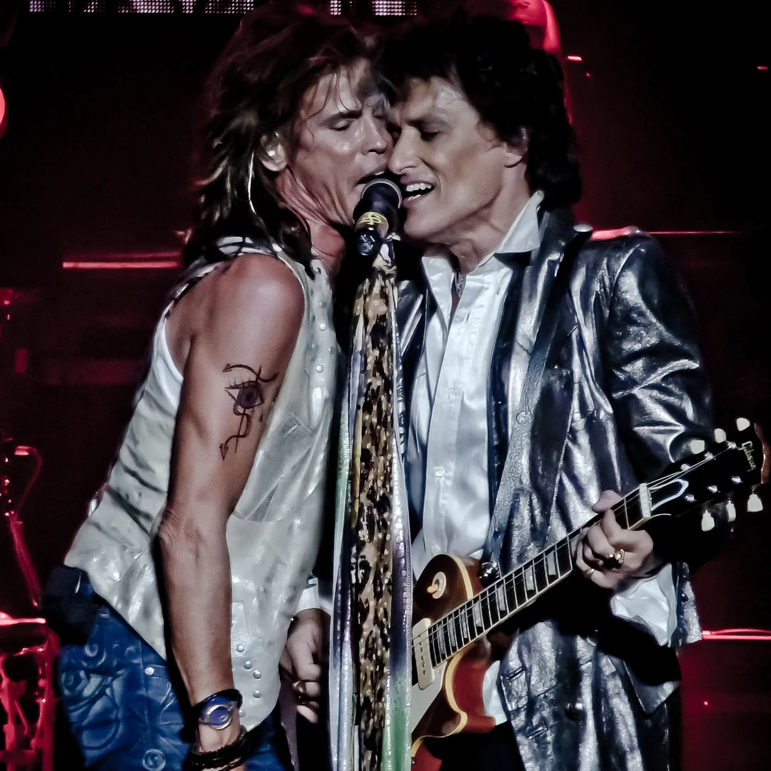 Steven Tyler y Joe Perry compartiendo el micrófono en concierto de Aerosmith