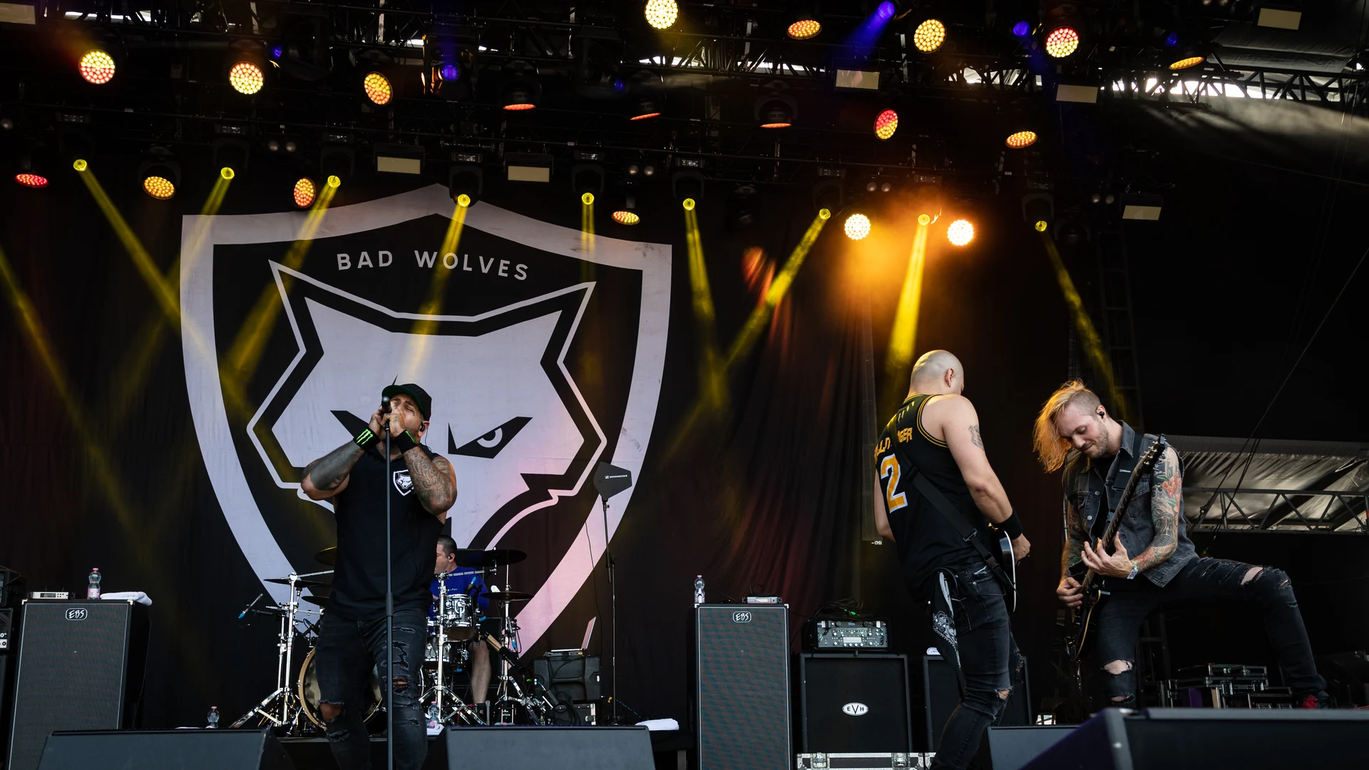 Bad Wolves en el video oficial de Jolene