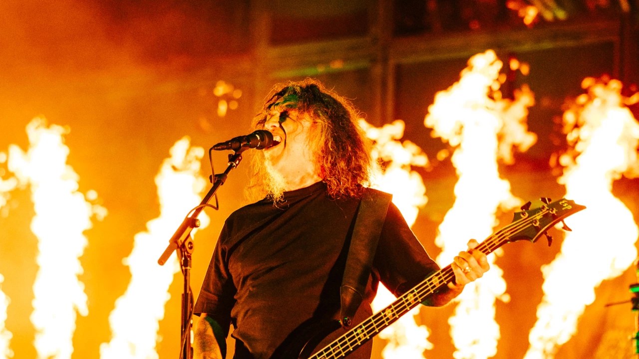 Tom Araya de Slayer en vivo entre llamaradas durante un show de la banda