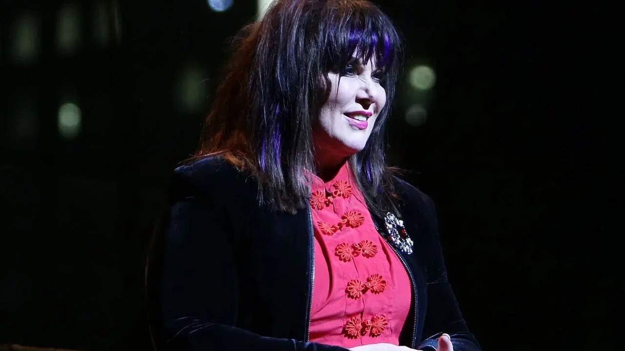 Ann Wilson sonriendo en el escenario