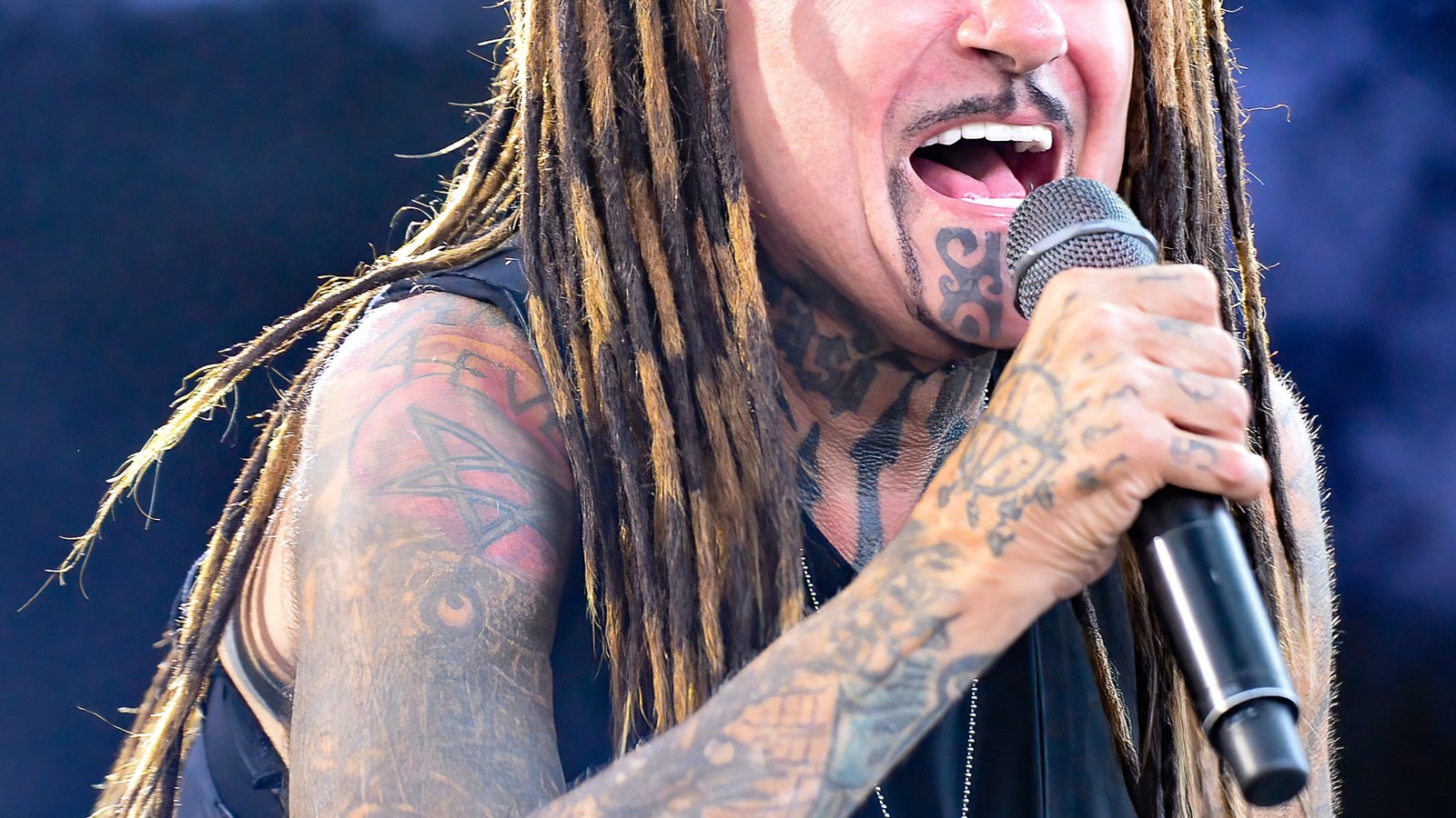 Al Jourgensen cantando en vivo con Ministry