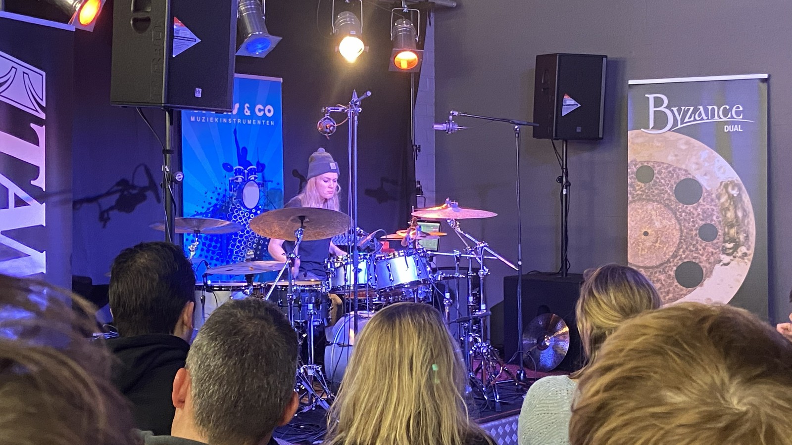 Anika Nilles tocando la batería en una clínica de batería