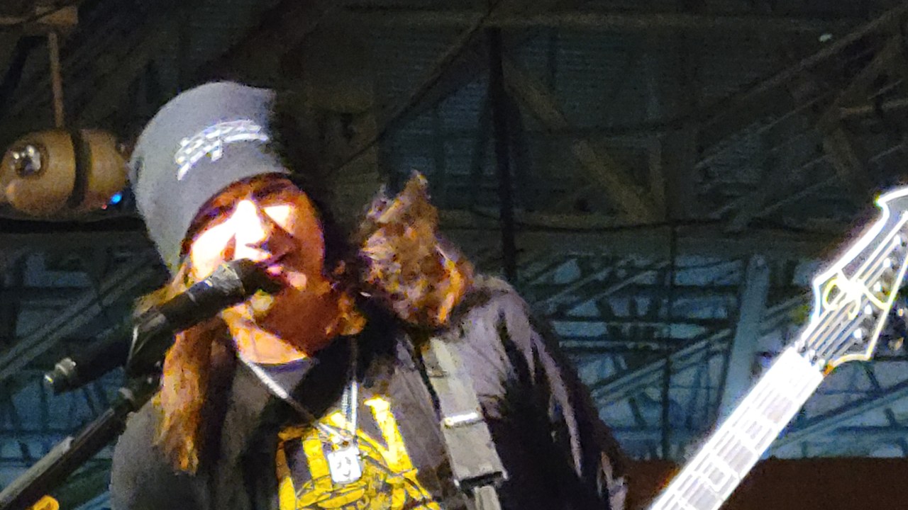 Michael Sweet en vivo con Stryper, cantando con su guitarra