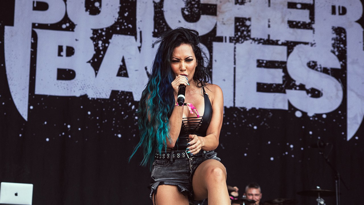 Carla Harvey en vivo con Butcher Babies