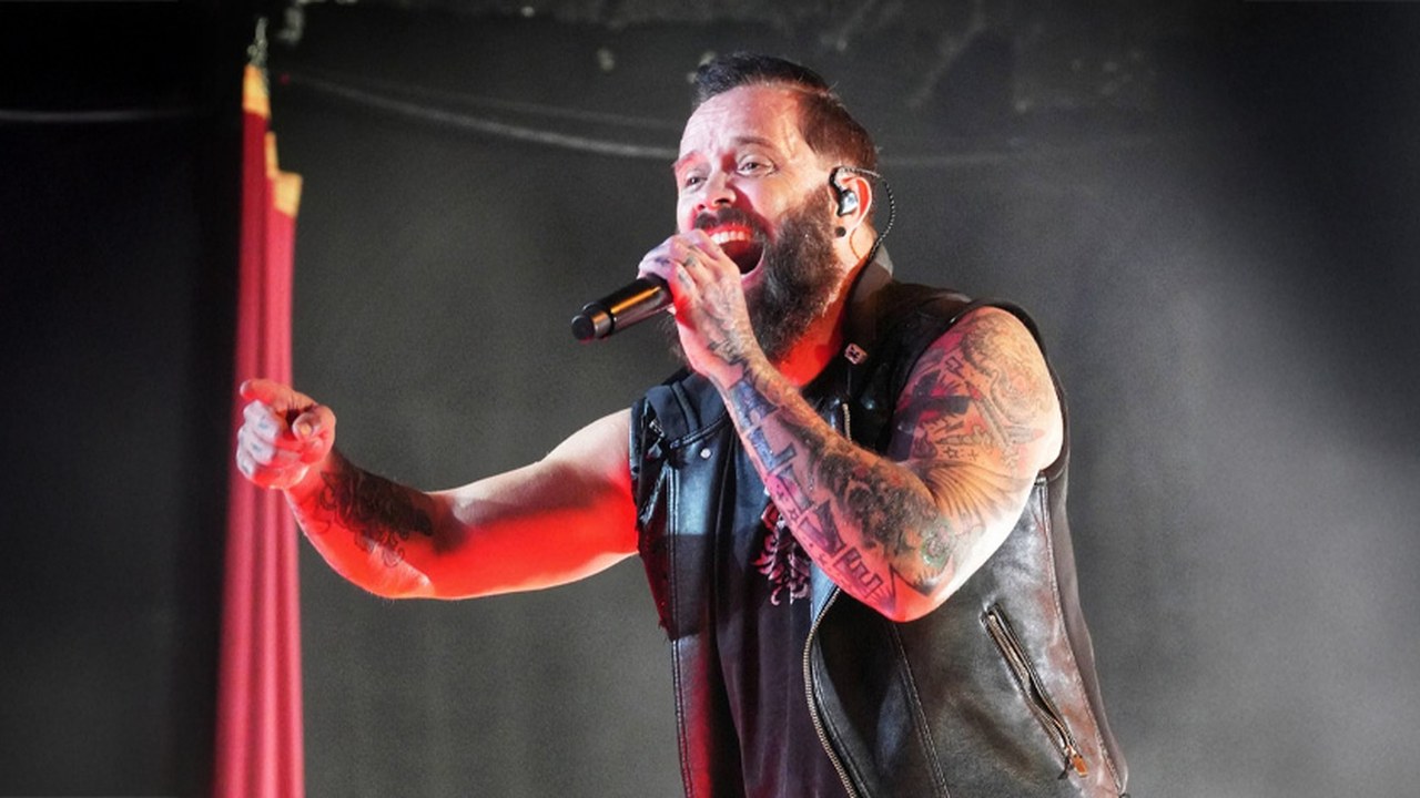 John Cooper, vocalista y bajista de Skillet, cantando en vivo