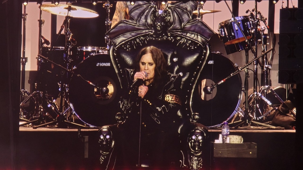 Ozzy Osbourne en su trono durante Back to the Beginning, Villa Park, 5 de julio de 2025