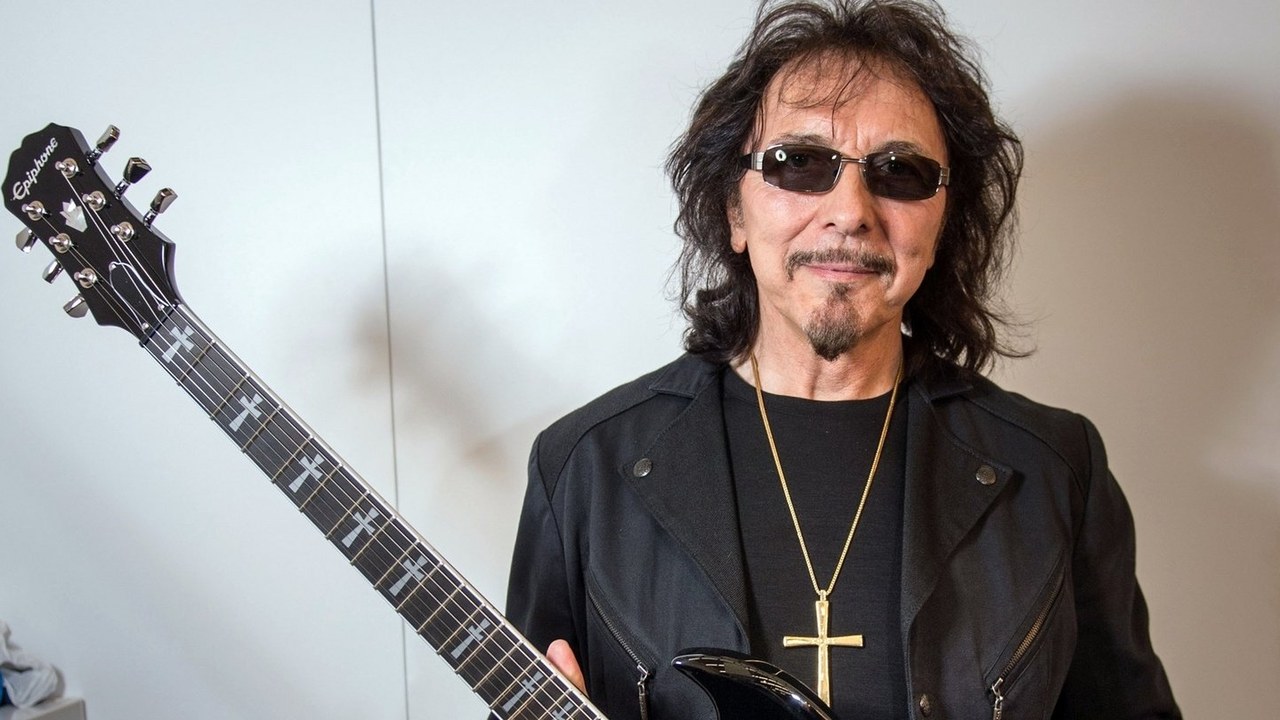 Tony Iommi con su guitarra