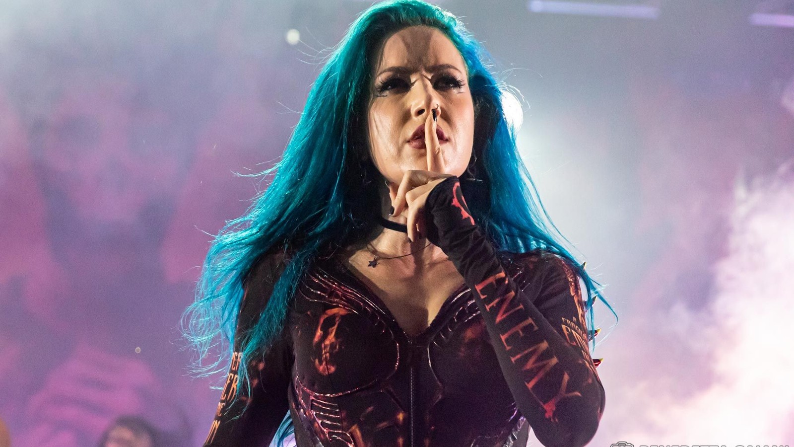 Alissa White-Gluz en vivo con Arch Enemy en Alcatraz, octubre de 2025