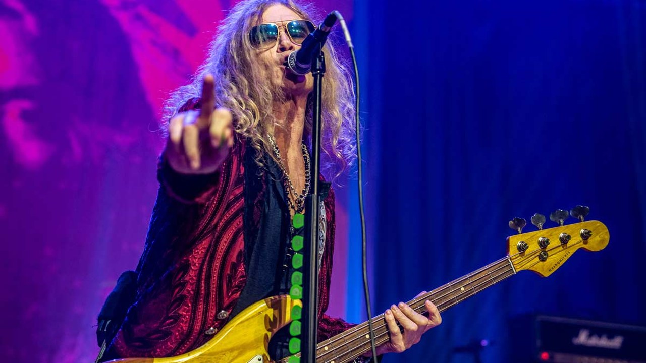 Glenn Hughes en vivo, señalando al público durante su gira, 2023