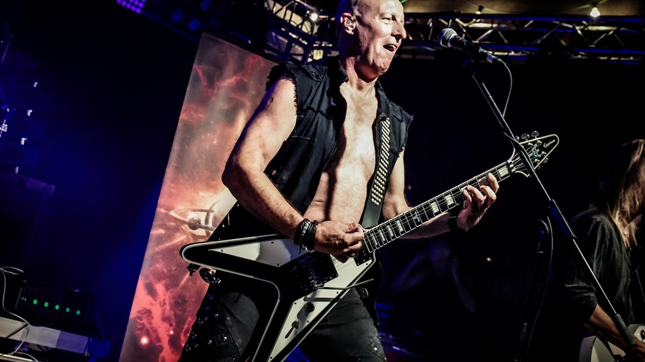 Piet Sielck, vocalista y guitarrista de IRON SAVIOR, en vivo