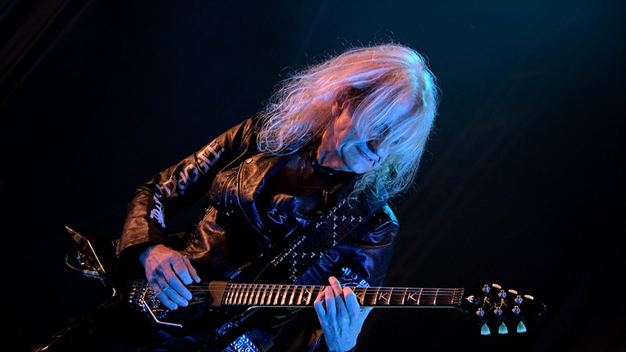 K.K. Downing en vivo con su Flying V negra