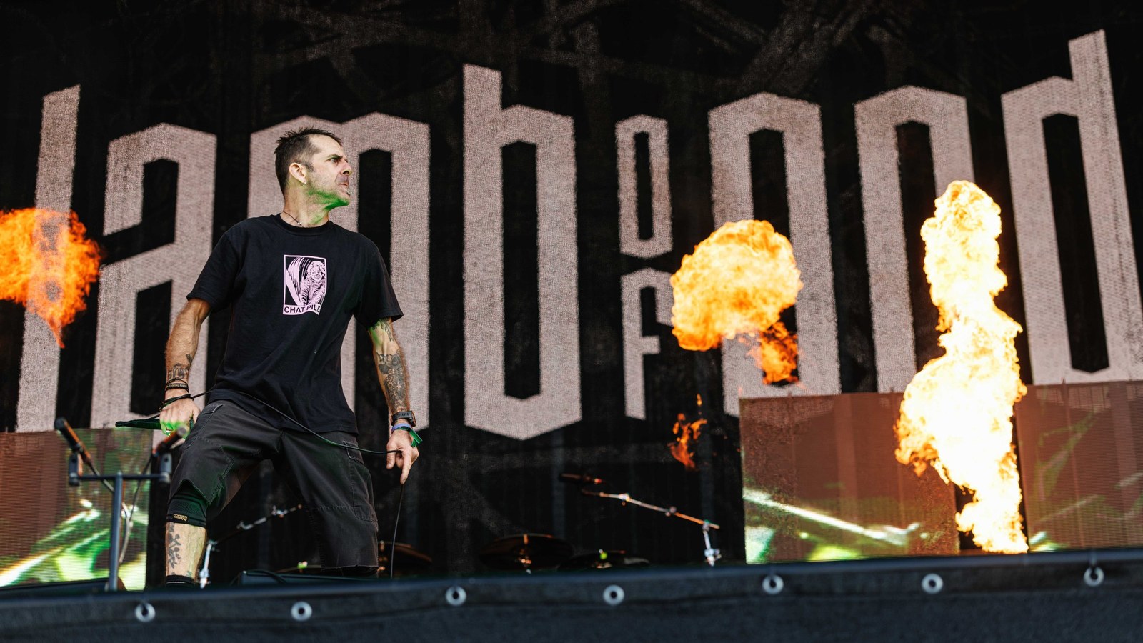 Randy Blythe en vivo con Lamb of God, entre pirotecnia y el telón de la banda
