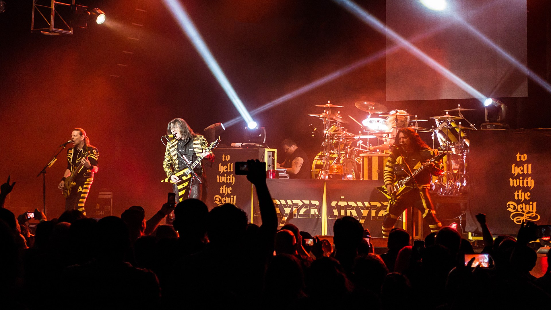 Stryper en vivo con su emblemática puesta en escena amarilla y negra
