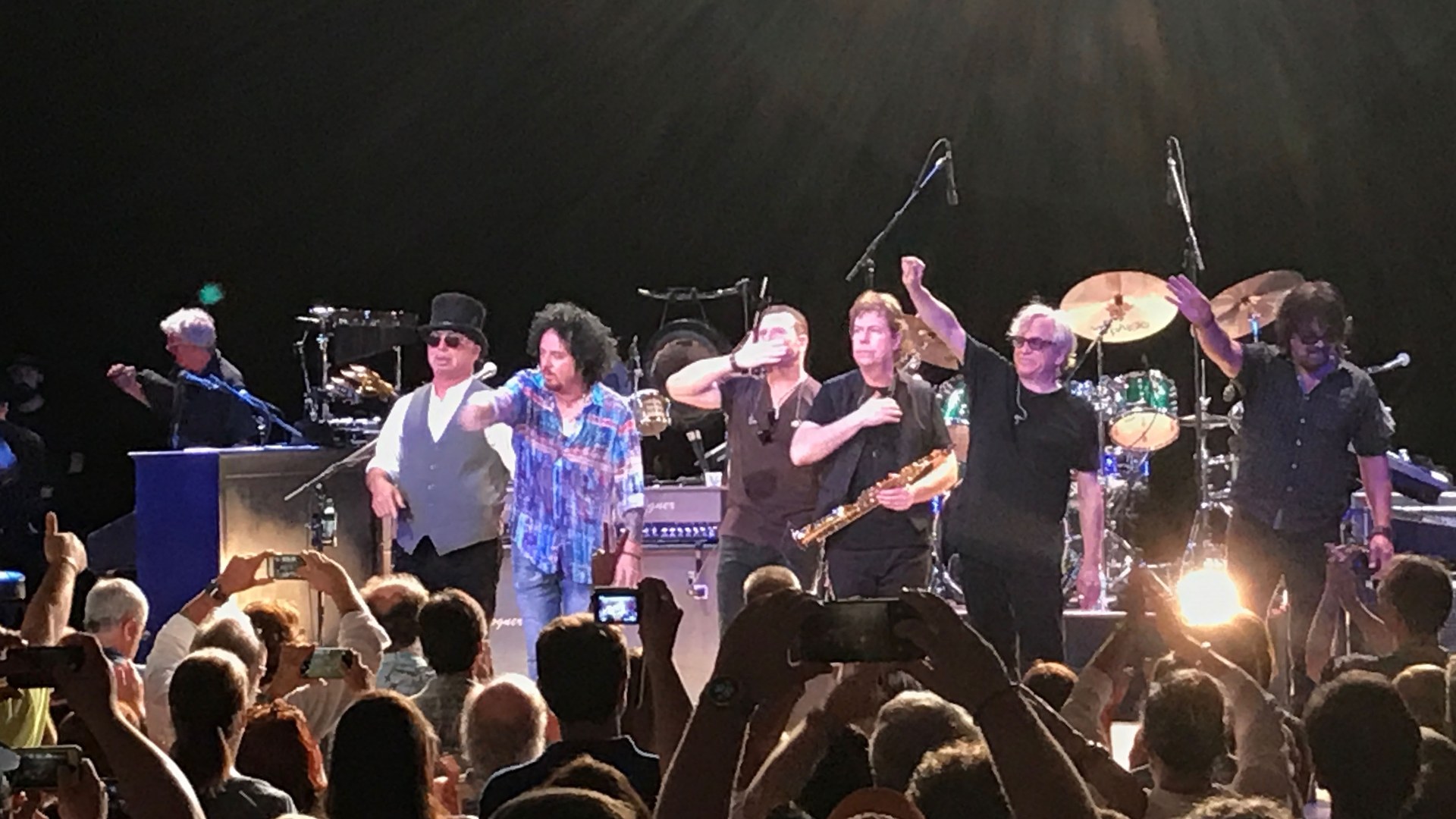 Toto saludando a su público en vivo