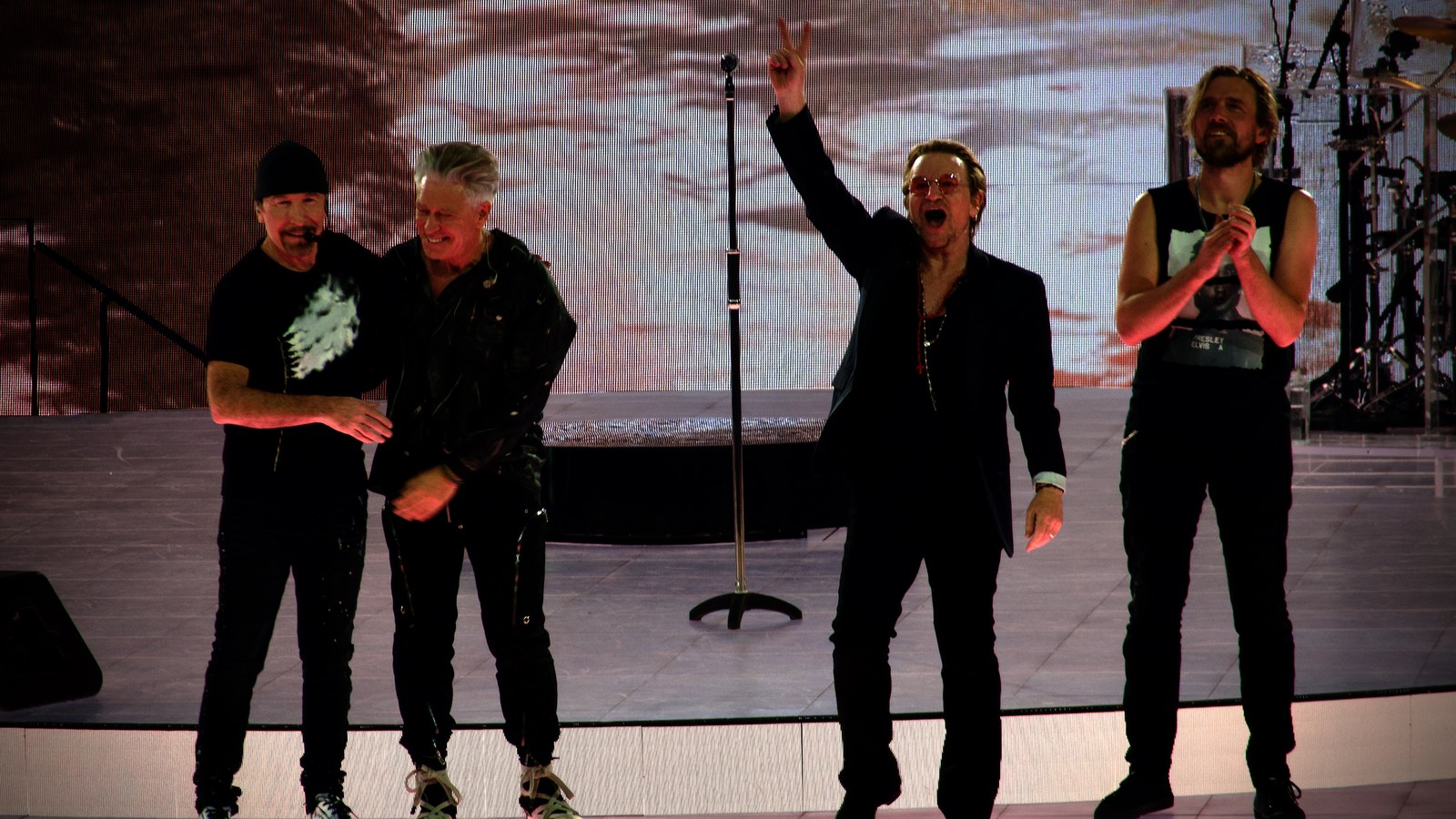 U2 en vivo en el Sphere de Las Vegas, con Bono saludando al público
