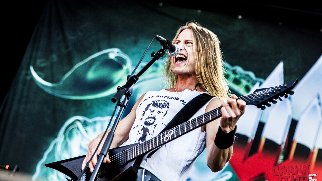 Niklas Stålvind, vocalista y guitarrista de WOLF, en vivo