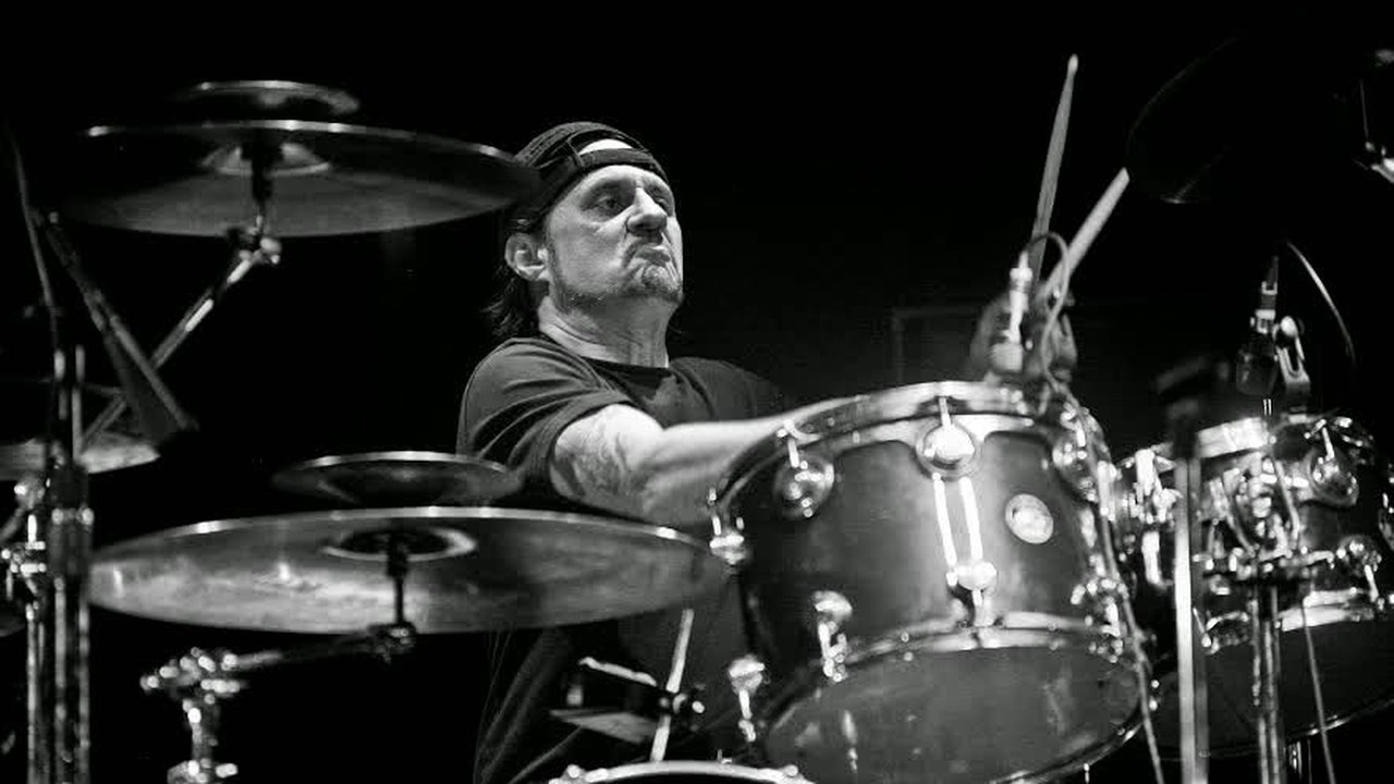 Dave Lombardo tocando la batería en vivo, en blanco y negro