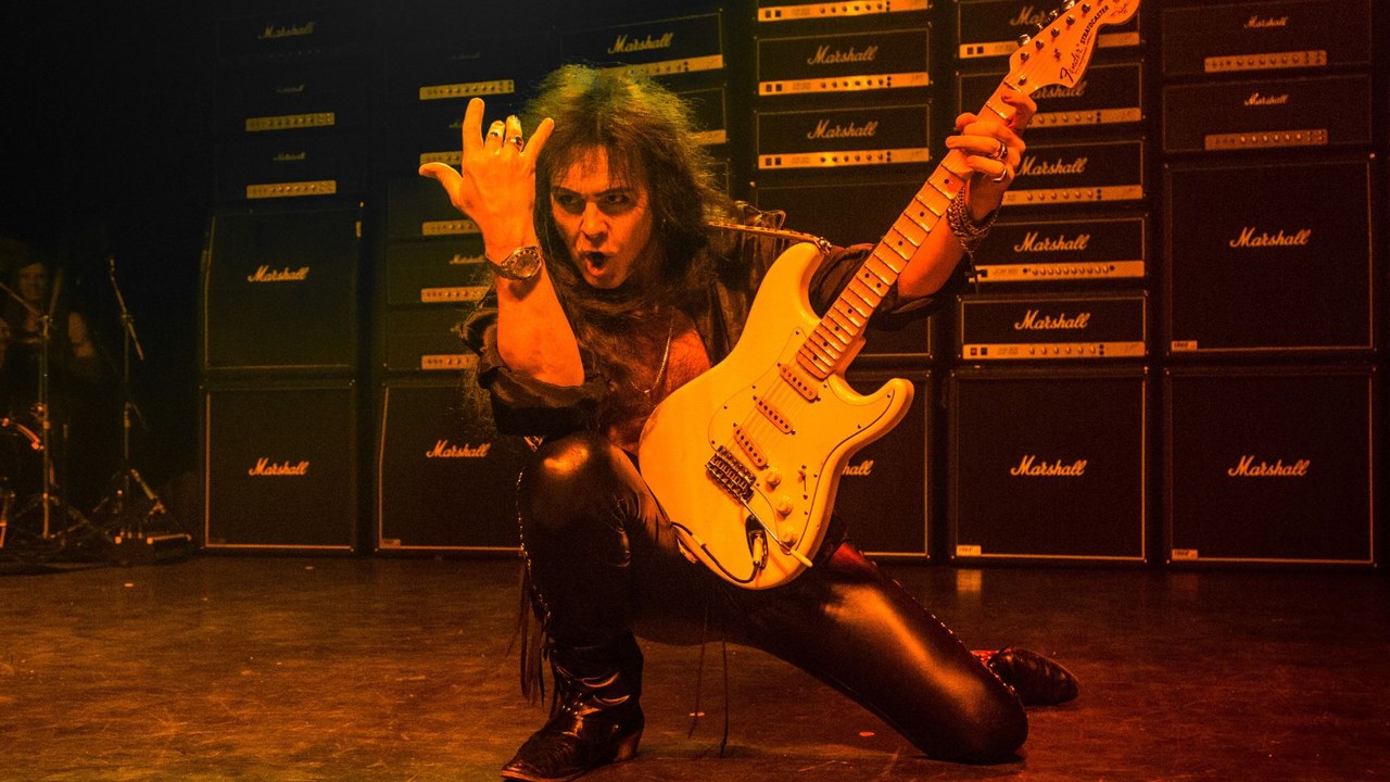 Yngwie Malmsteen en vivo con su guitarra