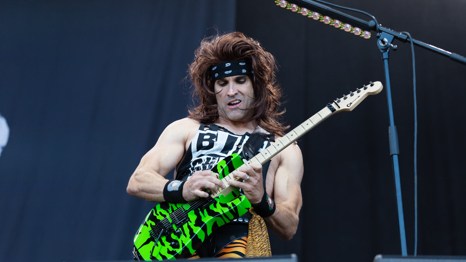 Satchel, guitarrista de Steel Panther, en vivo en el festival Nova Rock, 2017