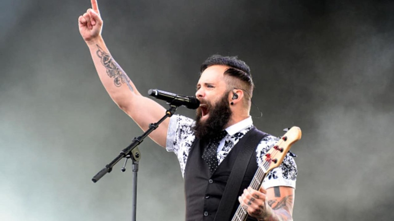 John Cooper de Skillet en concierto