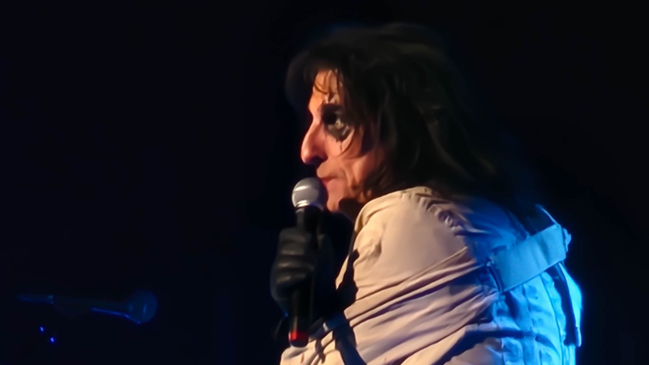 Alice Cooper con camisa de fuerza en vivo