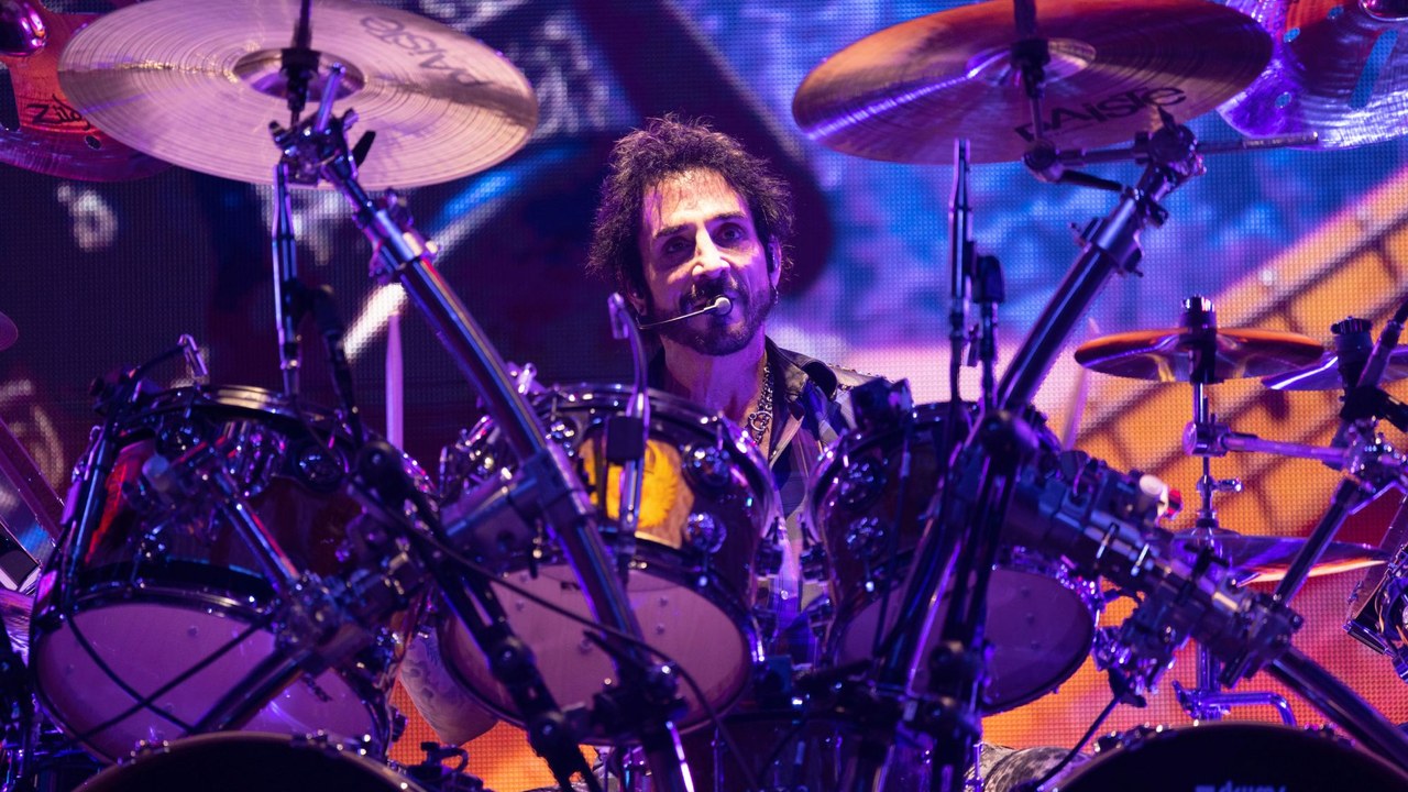 Deen Castronovo tocando la batería en concierto con Journey