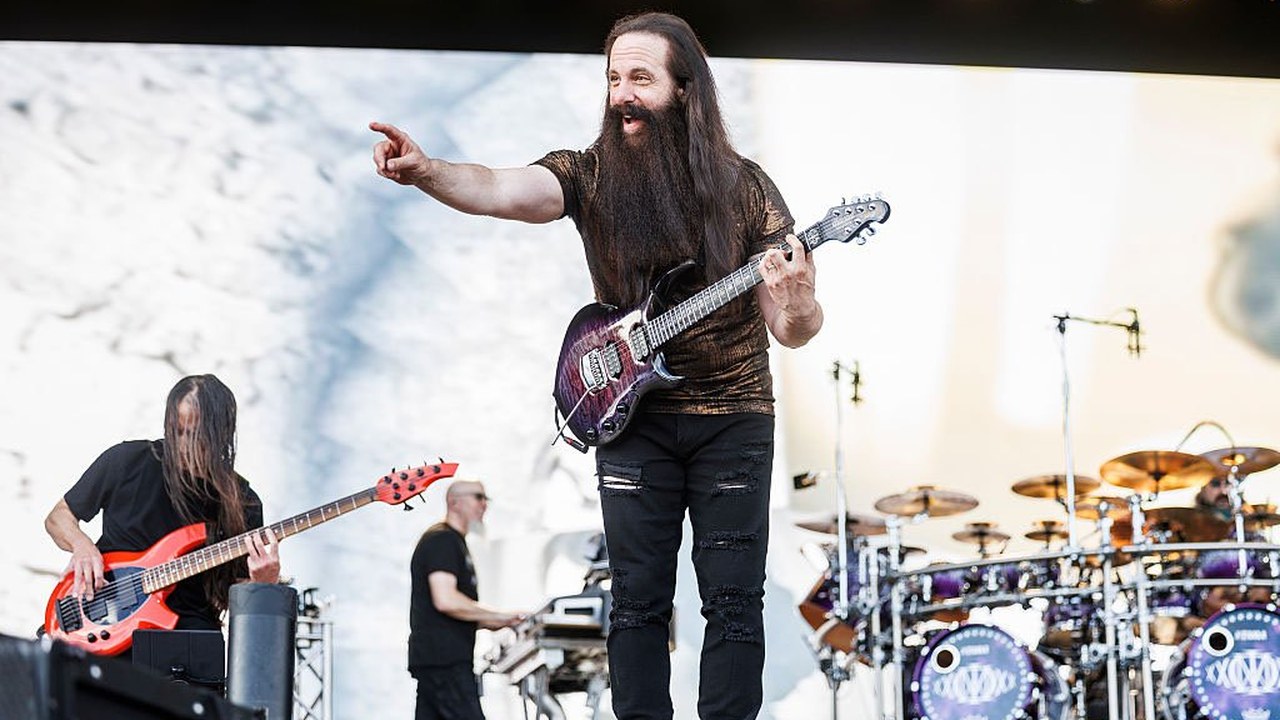 John Petrucci, guitarrista de Dream Theater, en concierto