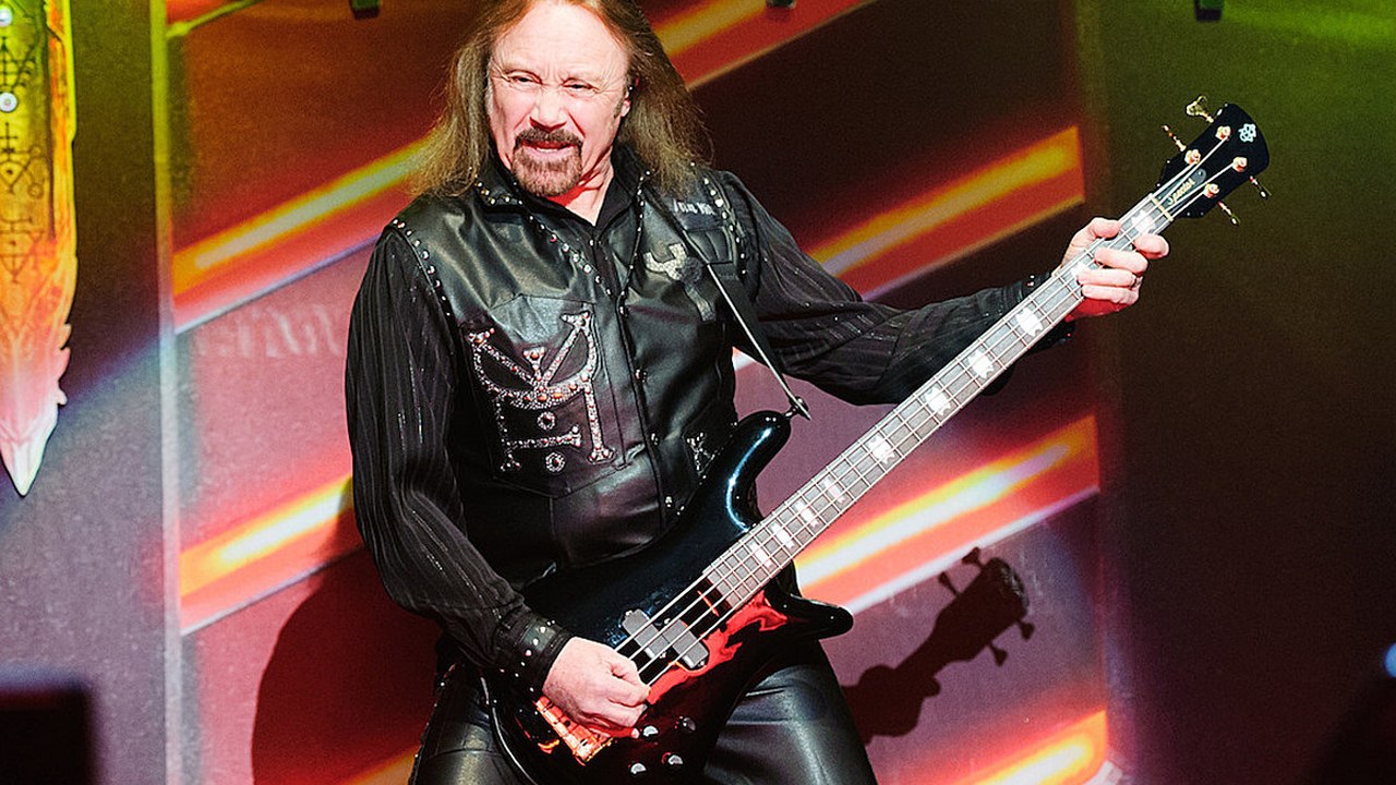 Ian Hill tocando el bajo en concierto