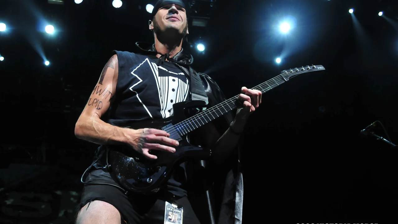 Adam Dutkiewicz en vivo durante el Mayhem Festival 2009