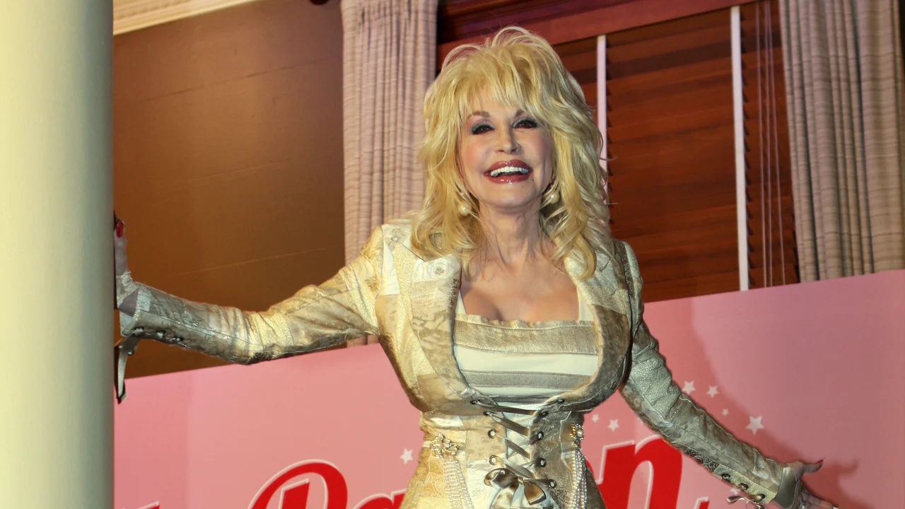 Dolly Parton, la leyenda del country cuya voz vuelve en esta colaboración póstuma