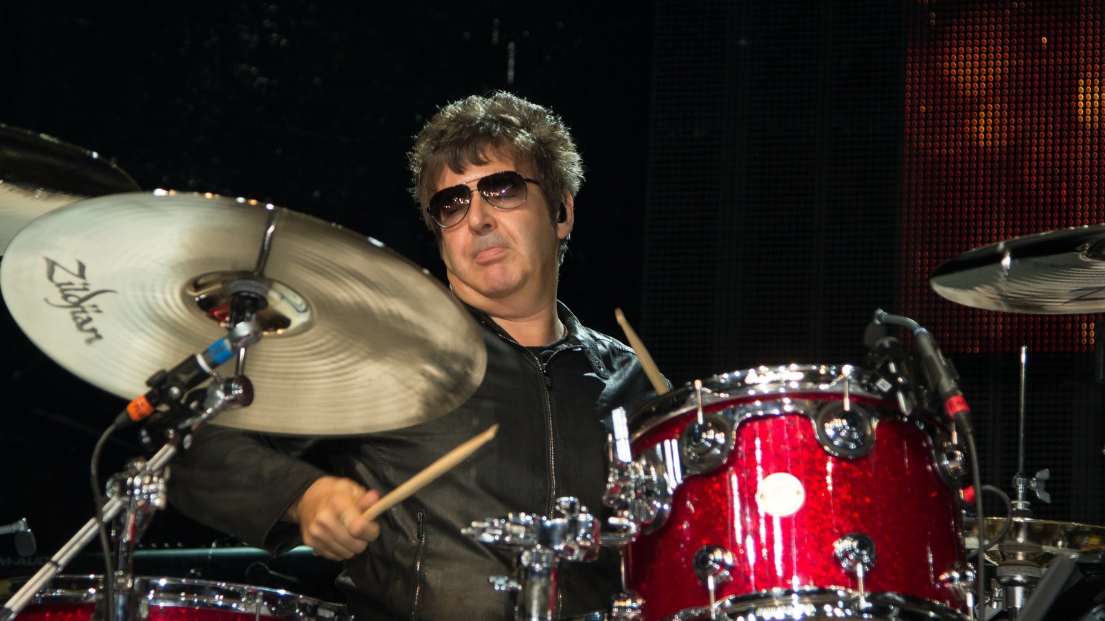 Clem Burke tocando la batería en vivo con Blondie