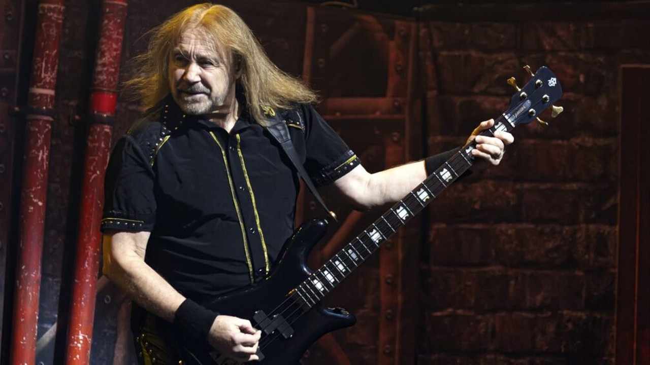 Ian Hill en vivo con Judas Priest