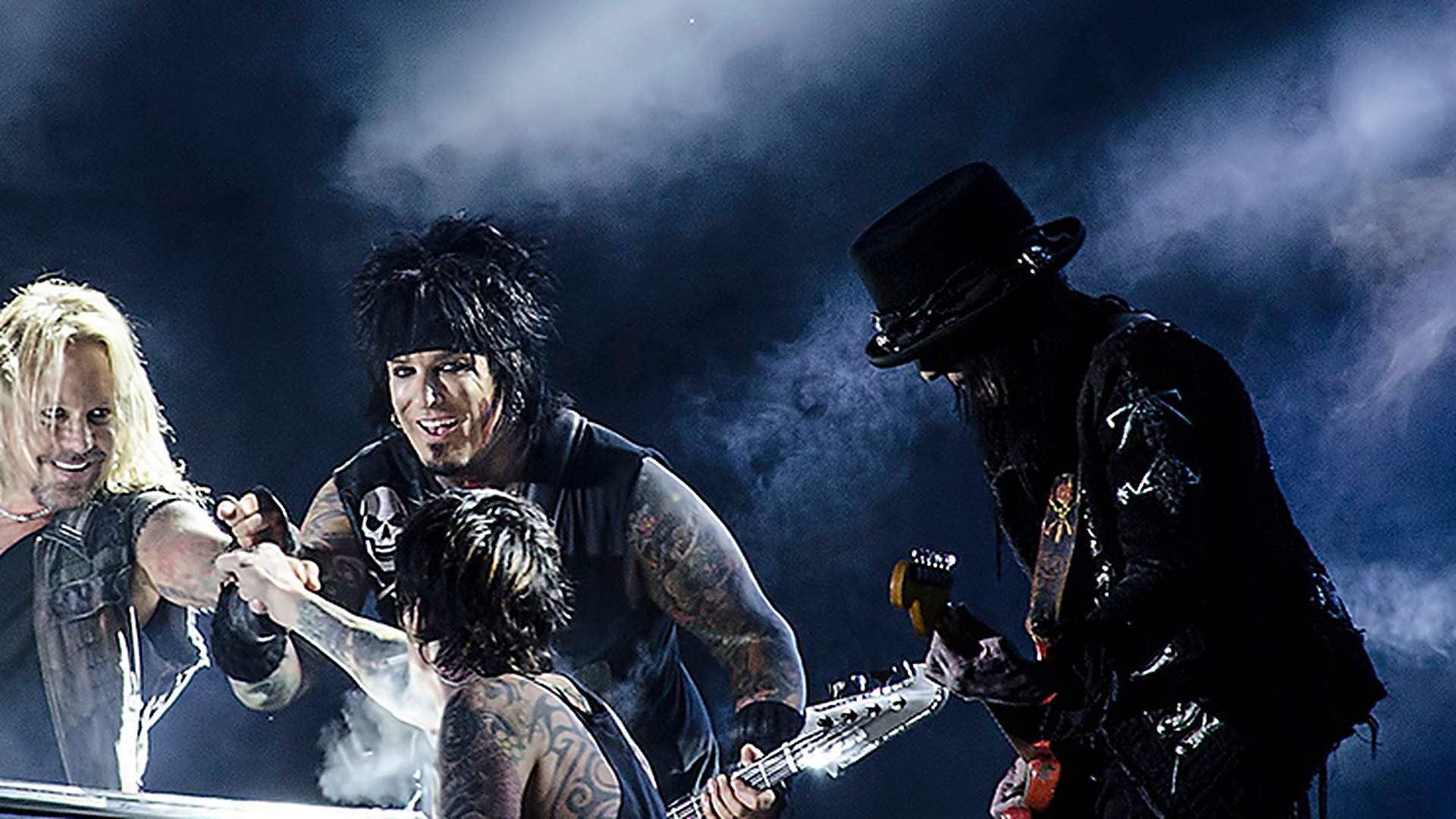 Nikki Sixx en vivo con Mötley Crüe, Sweden Rock Festival 2012