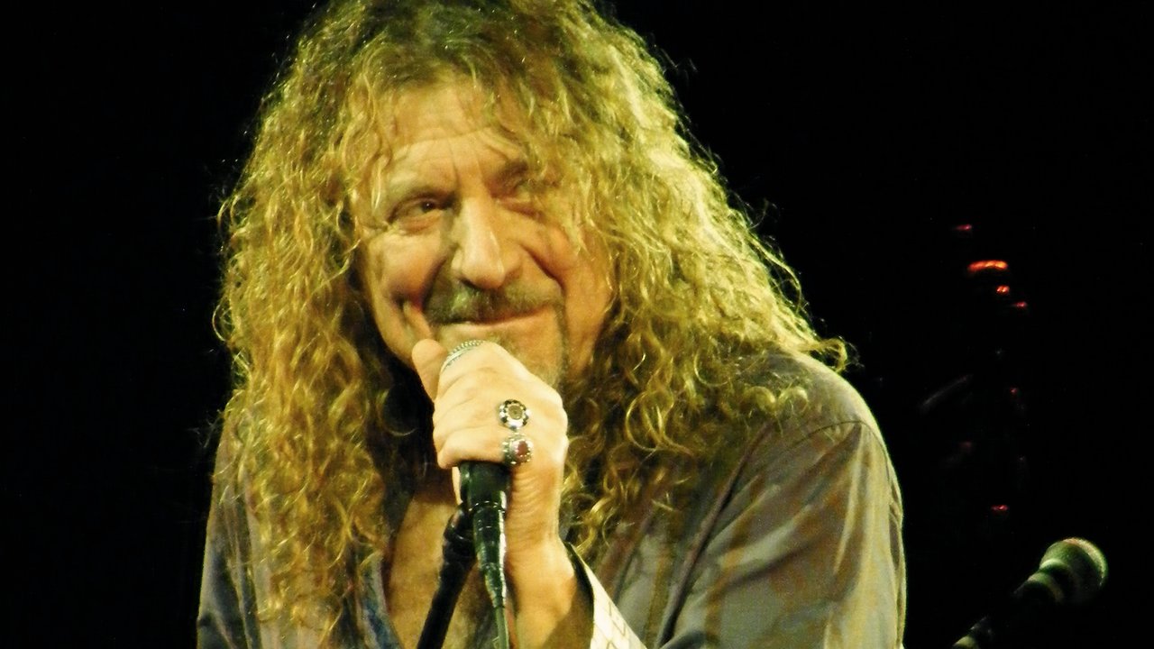 Robert Plant sonriendo en el escenario