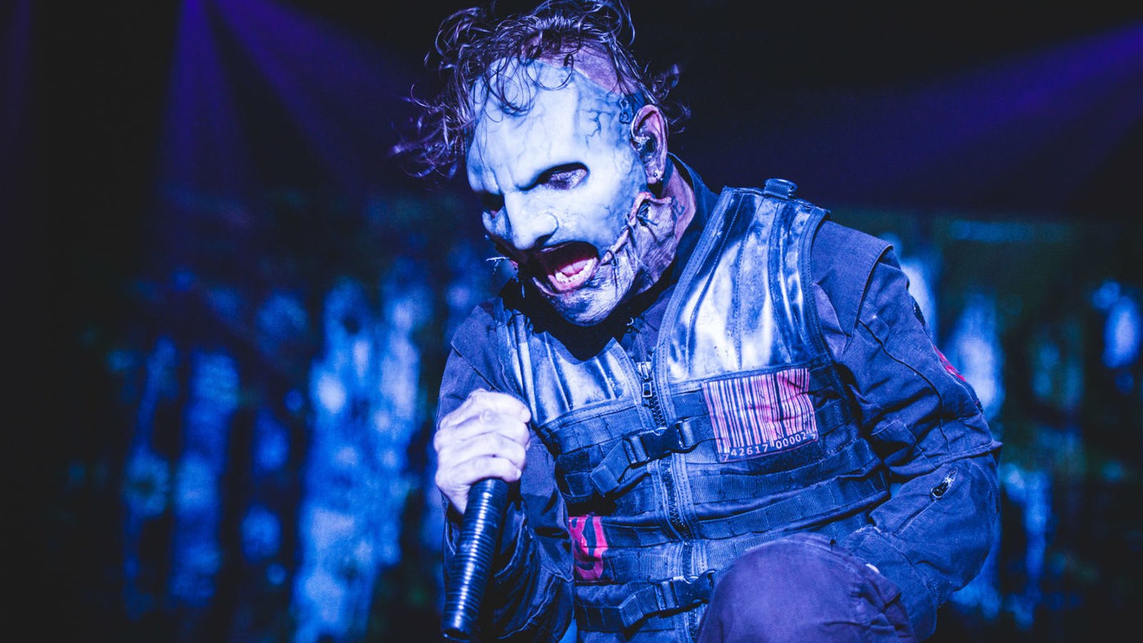Corey Taylor con máscara en vivo con Slipknot