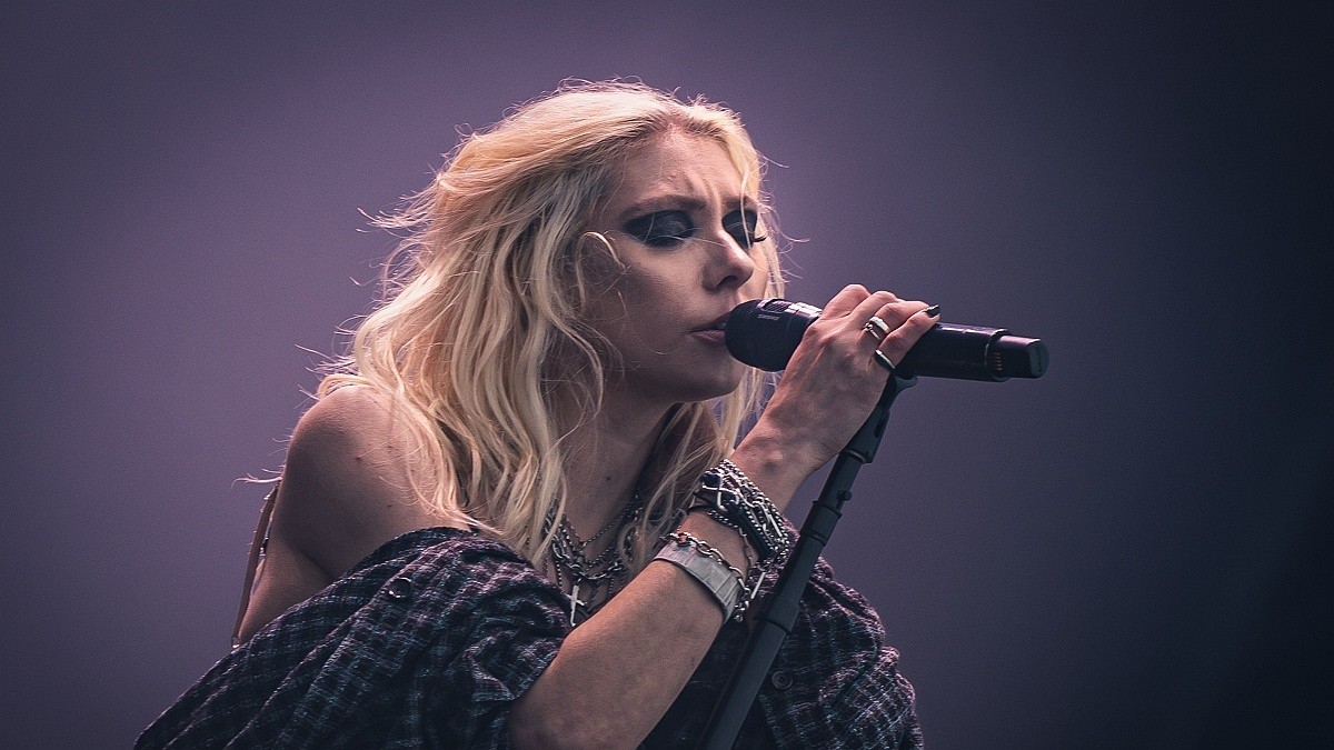 Taylor Momsen cantando en vivo con The Pretty Reckless, agosto de 2026
