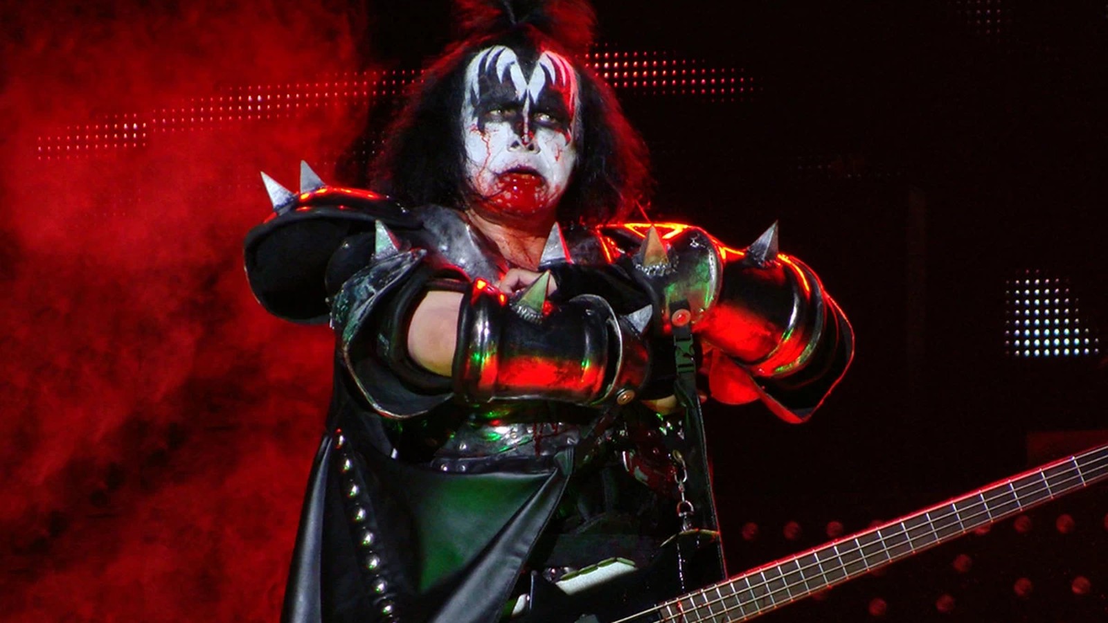 Gene Simmons en vivo con KISS, con su maquillaje de Demonio y sangre en escena