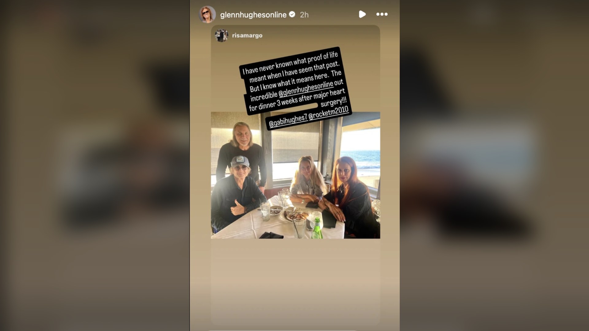 Glenn Hughes en una cena con amigos, tres semanas después de su cirugía a corazón abierto