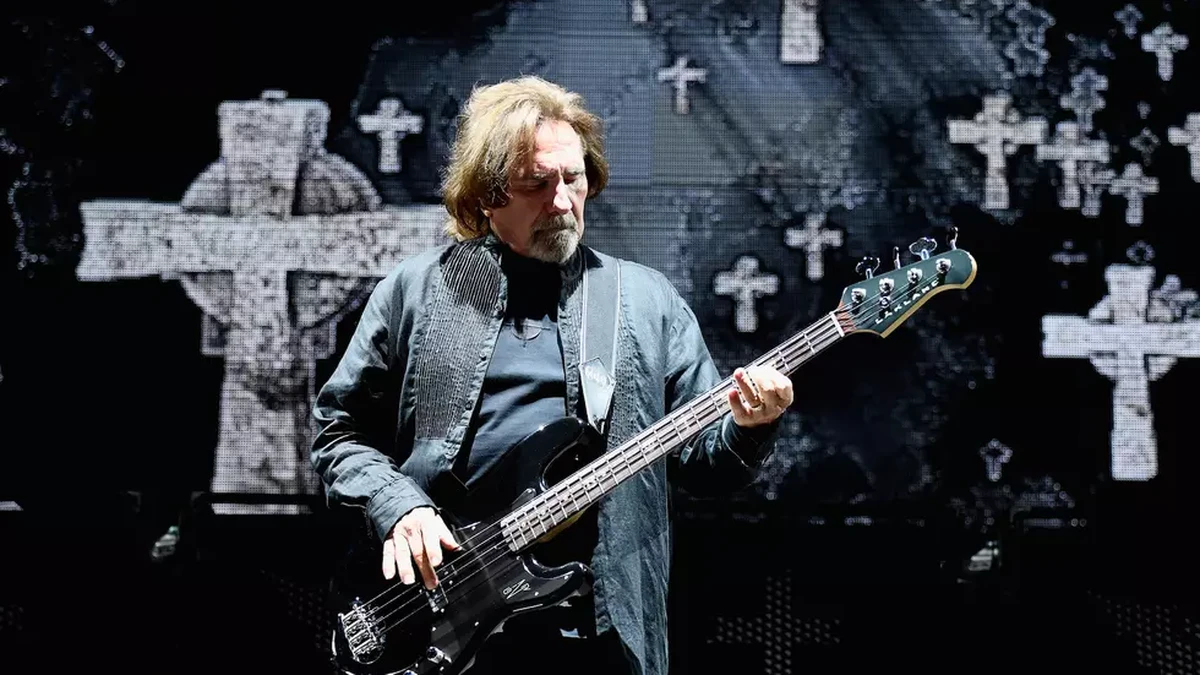 Geezer Butler tocando el bajo en vivo con Black Sabbath