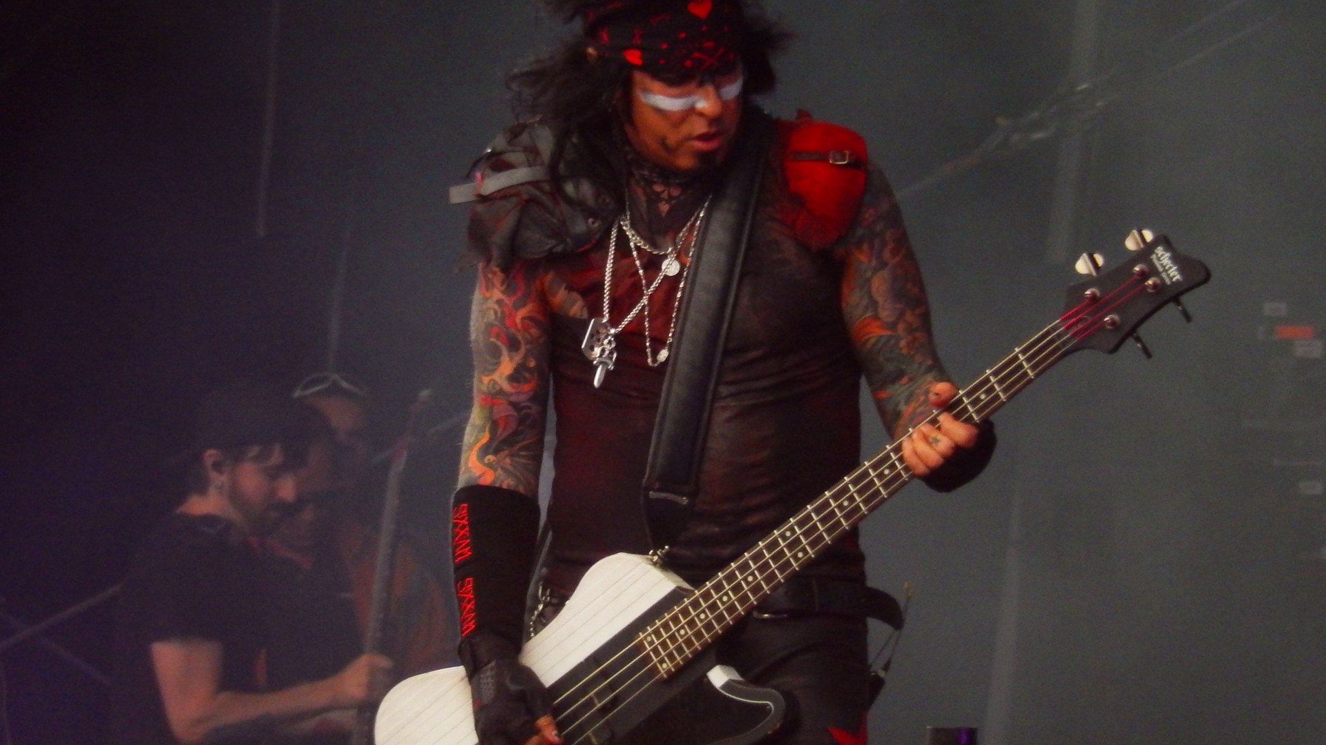 Nikki Sixx en vivo con Mötley Crüe