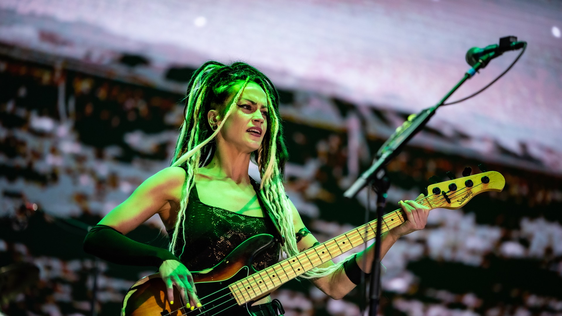 Tanya O'Callaghan, bajista de la banda solista de Bruce Dickinson, en vivo en 2024