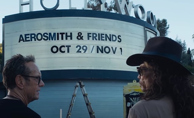 Marquesina del Hollywood Bowl con el anuncio de Aerosmith & Friends