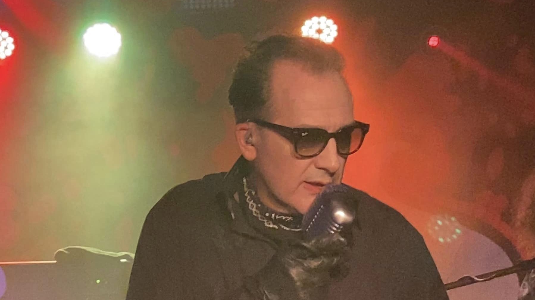 Dave Vanian en vivo con The Damned en el Stone Pony, Asbury Park, en 2022